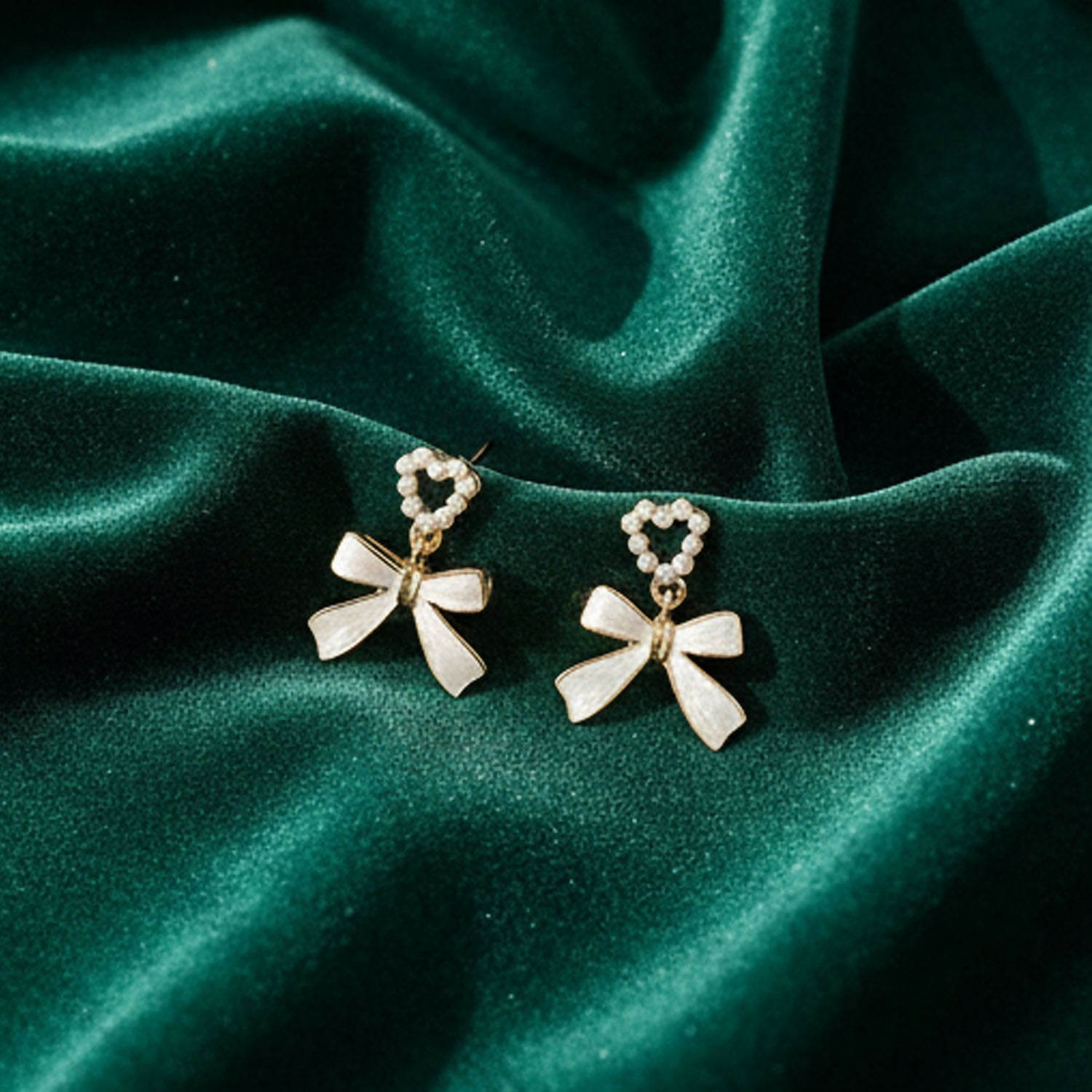 Vintage-Inspired Pearl Heart & Bow Drop Earrings – Elegant Gold-Trimmed Statement Jewelry